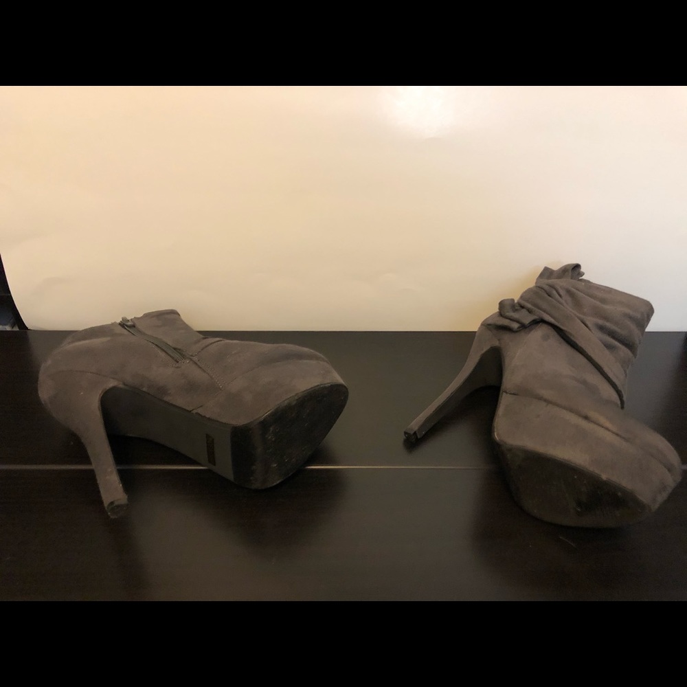 Grey boots - Picture 7 of 10